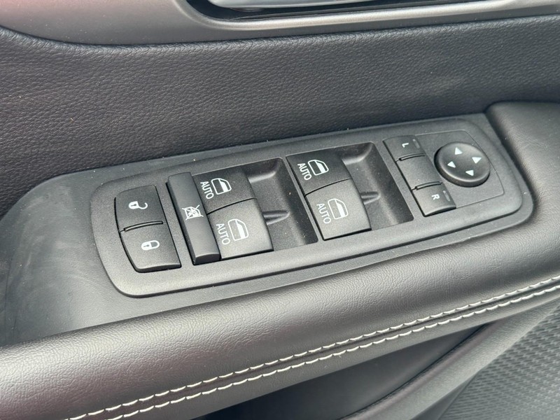 Chrysler Pacifica Vehicle Full-screen Gallery Image 12