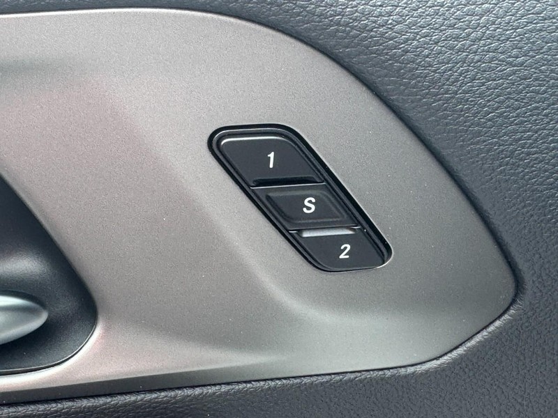 Chrysler Pacifica Vehicle Full-screen Gallery Image 13
