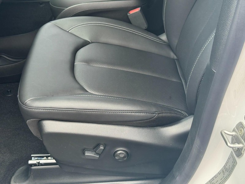 Chrysler Pacifica Vehicle Full-screen Gallery Image 14