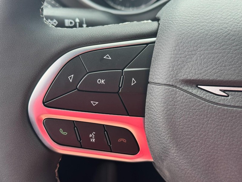 Chrysler Pacifica Vehicle Full-screen Gallery Image 15