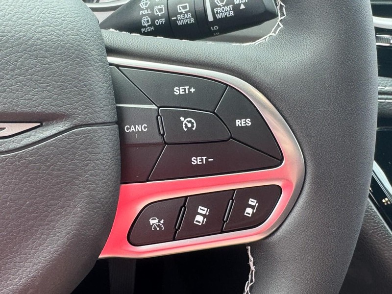 Chrysler Pacifica Vehicle Full-screen Gallery Image 16