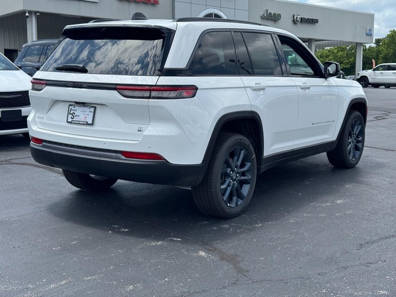 Jeep Grand Cherokee Vehicle Full-screen Gallery Image 3
