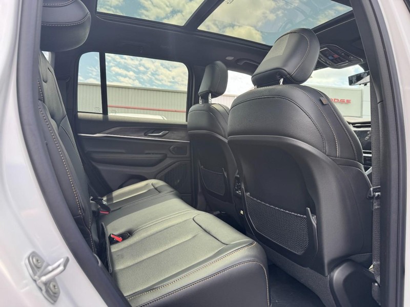 Jeep Grand Cherokee Vehicle Full-screen Gallery Image 5
