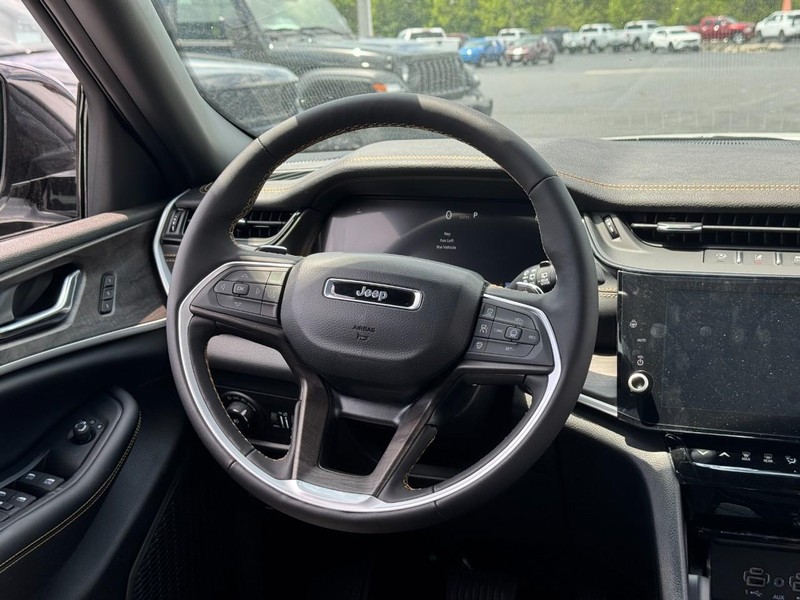 Jeep Grand Cherokee Vehicle Full-screen Gallery Image 7