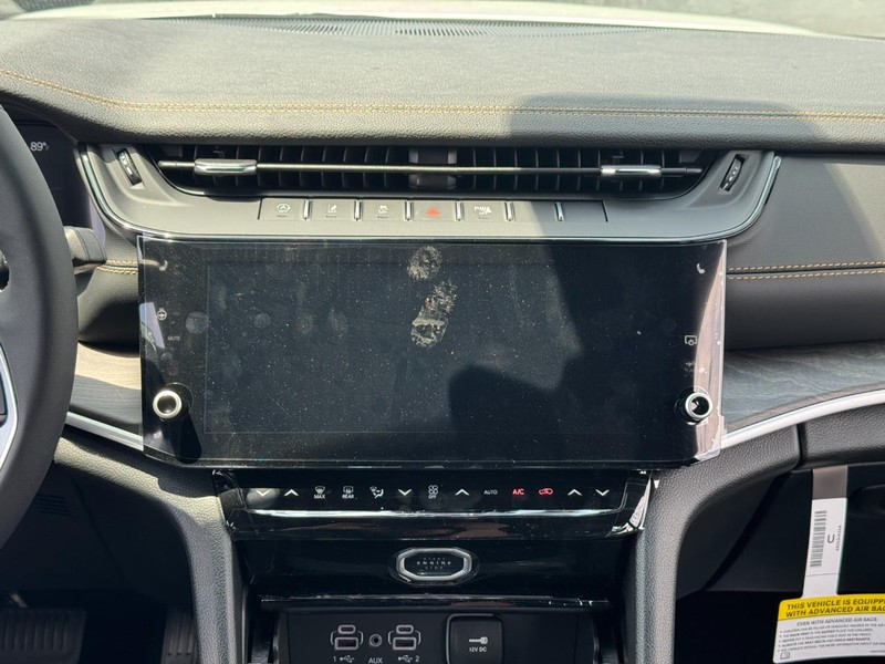 Jeep Grand Cherokee Vehicle Full-screen Gallery Image 8