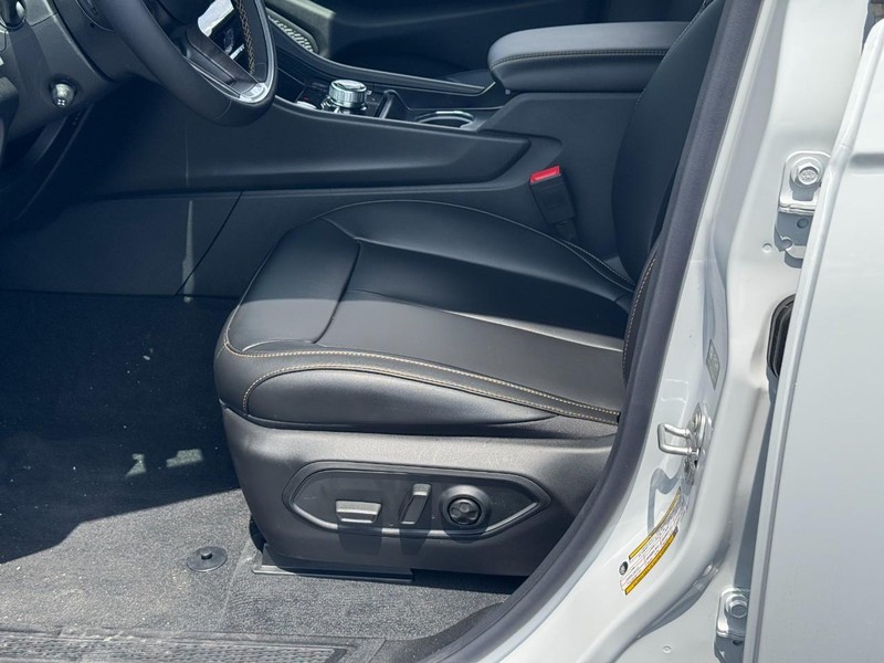 Jeep Grand Cherokee Vehicle Full-screen Gallery Image 12