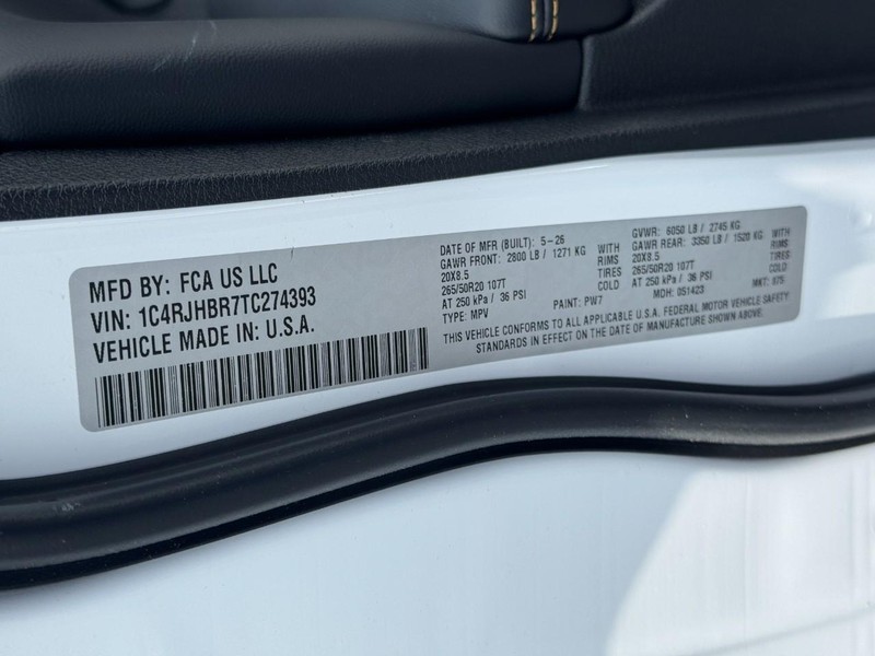 Jeep Grand Cherokee Vehicle Full-screen Gallery Image 16