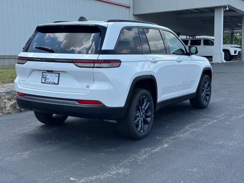 Jeep Grand Cherokee Vehicle Full-screen Gallery Image 3
