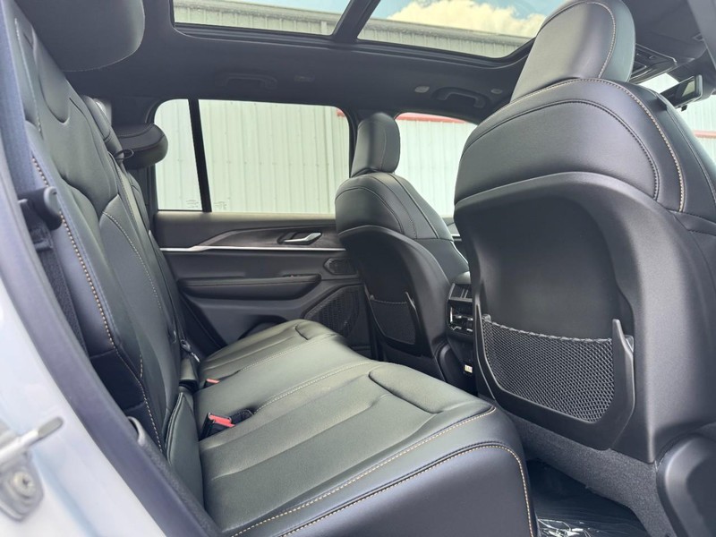 Jeep Grand Cherokee Vehicle Full-screen Gallery Image 6