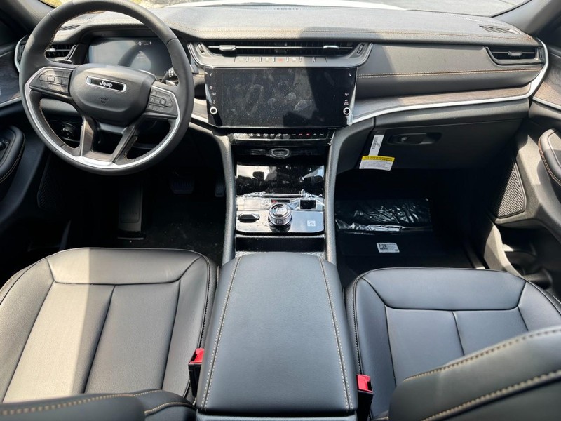 Jeep Grand Cherokee Vehicle Full-screen Gallery Image 7