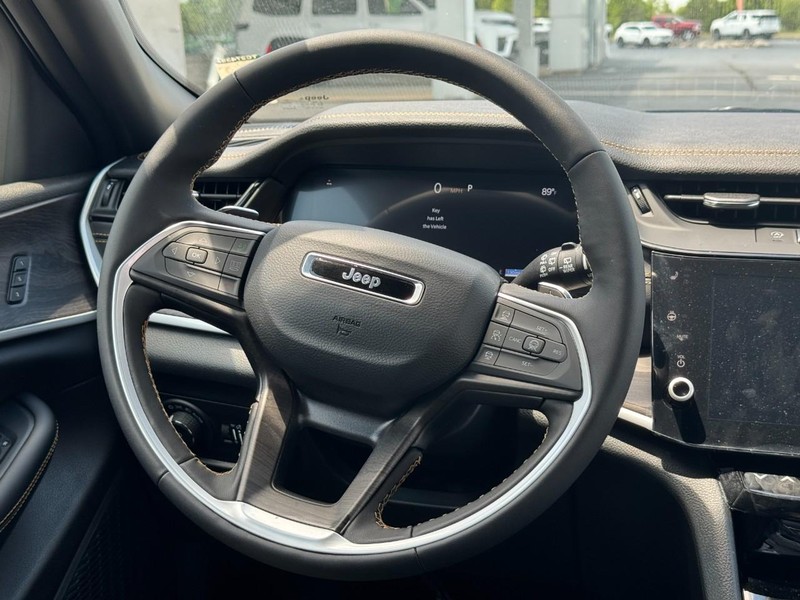 Jeep Grand Cherokee Vehicle Full-screen Gallery Image 8