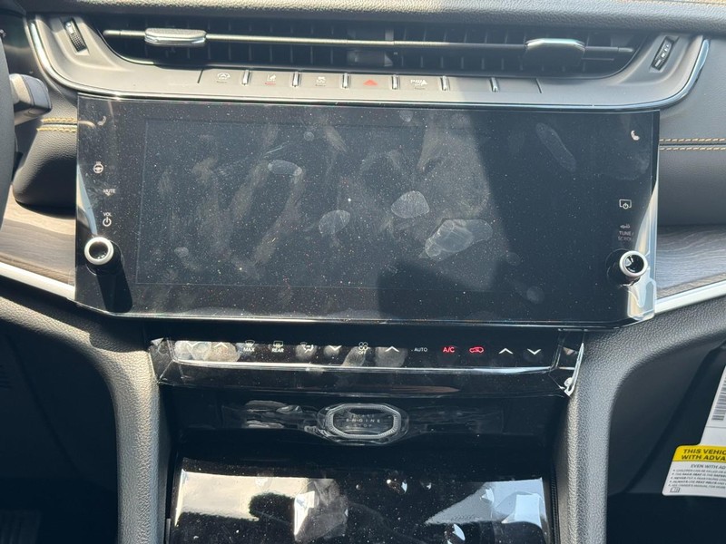 Jeep Grand Cherokee Vehicle Full-screen Gallery Image 9