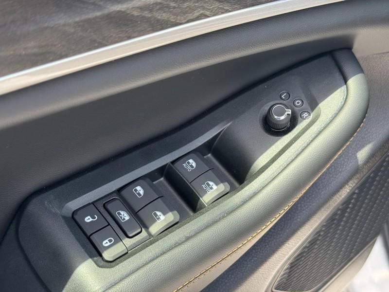 Jeep Grand Cherokee Vehicle Full-screen Gallery Image 11