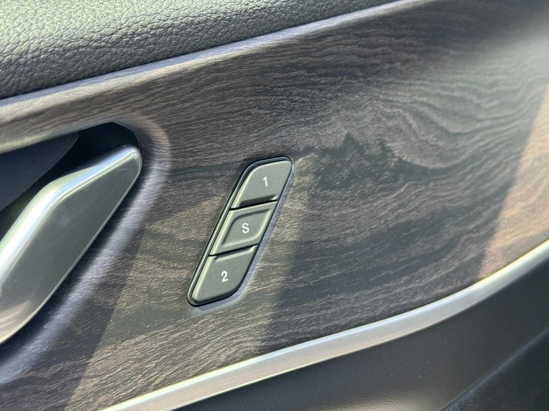 Jeep Grand Cherokee Vehicle Full-screen Gallery Image 12