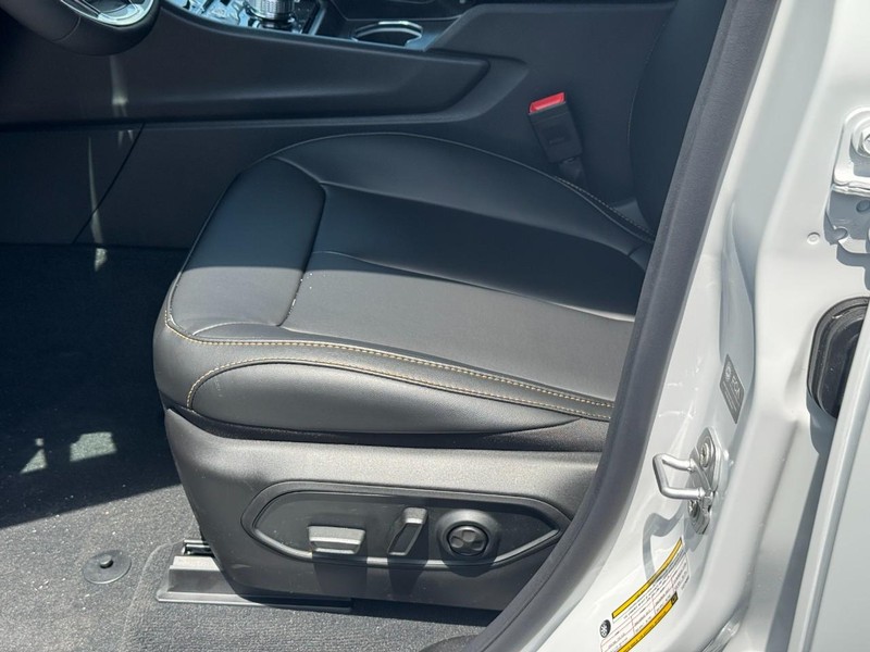 Jeep Grand Cherokee Vehicle Full-screen Gallery Image 13