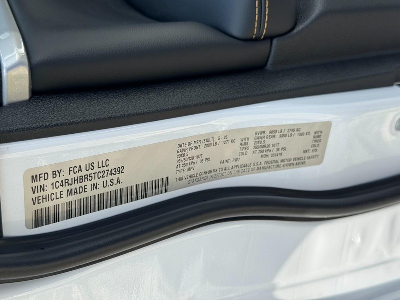 Jeep Grand Cherokee Vehicle Full-screen Gallery Image 18