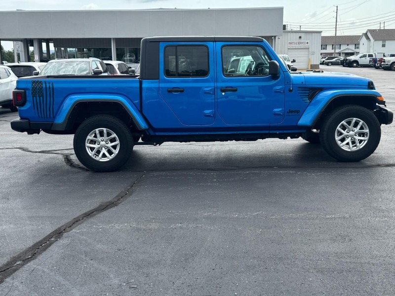 Jeep Gladiator Vehicle Full-screen Gallery Image 2
