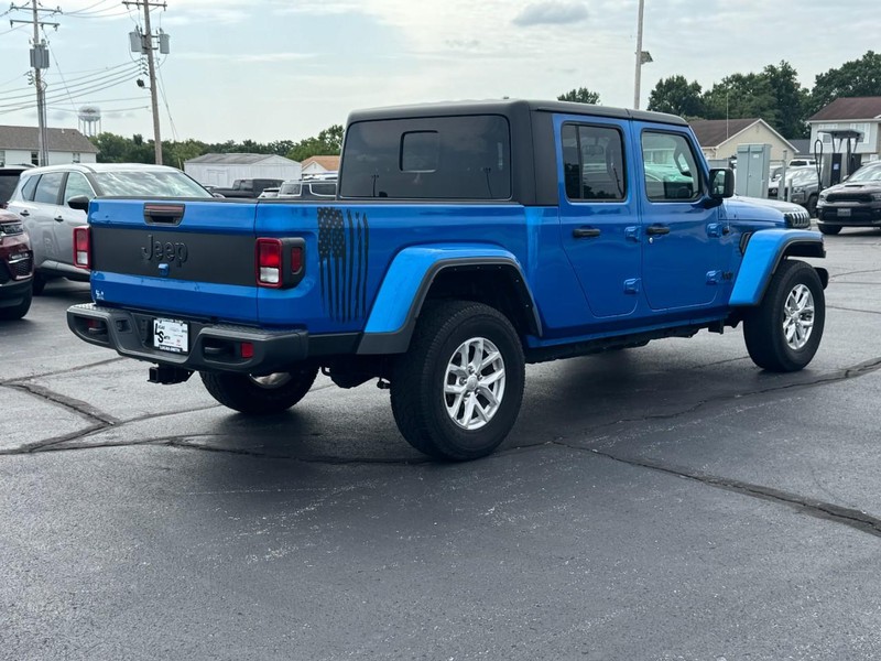 Jeep Gladiator Vehicle Full-screen Gallery Image 3