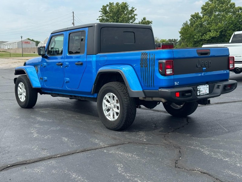 Jeep Gladiator Vehicle Full-screen Gallery Image 6