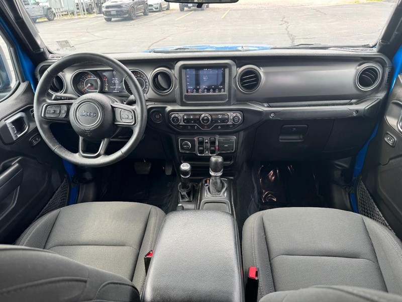 Jeep Gladiator Vehicle Full-screen Gallery Image 11