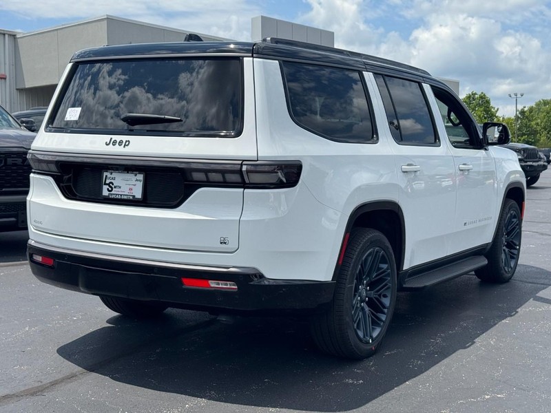 Jeep Grand Wagoneer Vehicle Full-screen Gallery Image 3