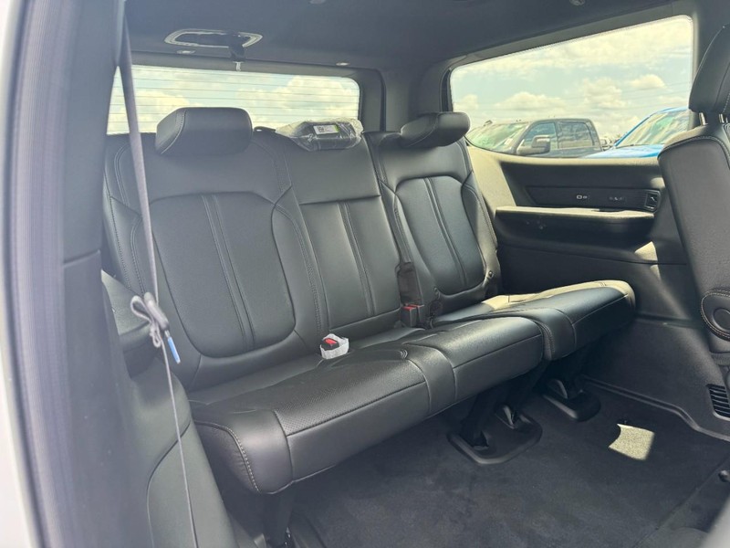 Jeep Grand Wagoneer Vehicle Full-screen Gallery Image 5