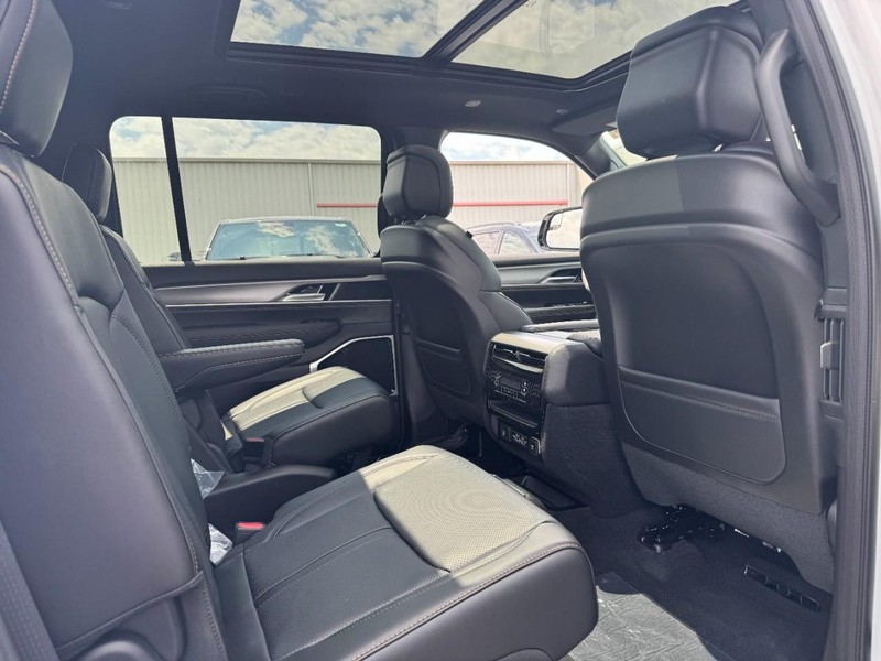 Jeep Grand Wagoneer Vehicle Full-screen Gallery Image 6