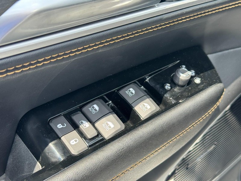 Jeep Grand Wagoneer Vehicle Full-screen Gallery Image 11
