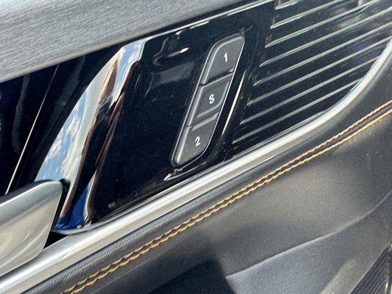 Jeep Grand Wagoneer Vehicle Full-screen Gallery Image 12
