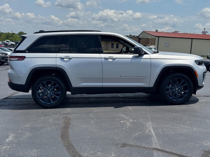 Jeep Grand Cherokee Vehicle Full-screen Gallery Image 2