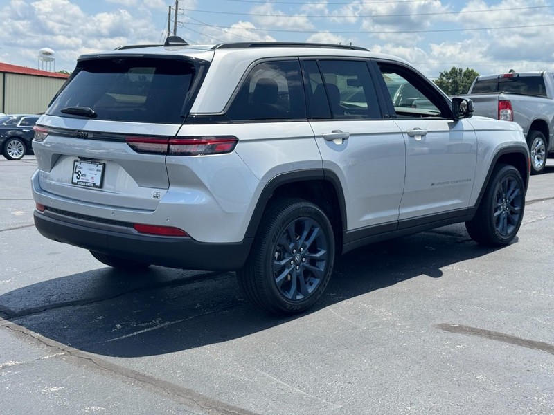 Jeep Grand Cherokee Vehicle Full-screen Gallery Image 3