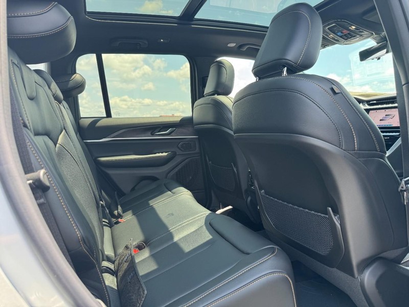 Jeep Grand Cherokee Vehicle Full-screen Gallery Image 5