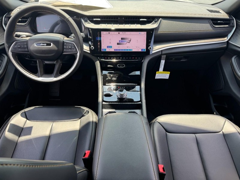 Jeep Grand Cherokee Vehicle Full-screen Gallery Image 6