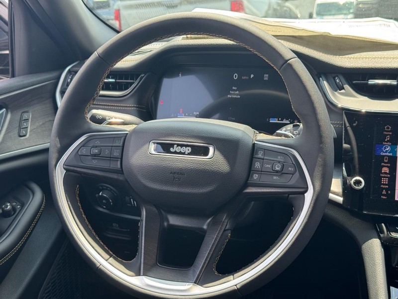 Jeep Grand Cherokee Vehicle Full-screen Gallery Image 7