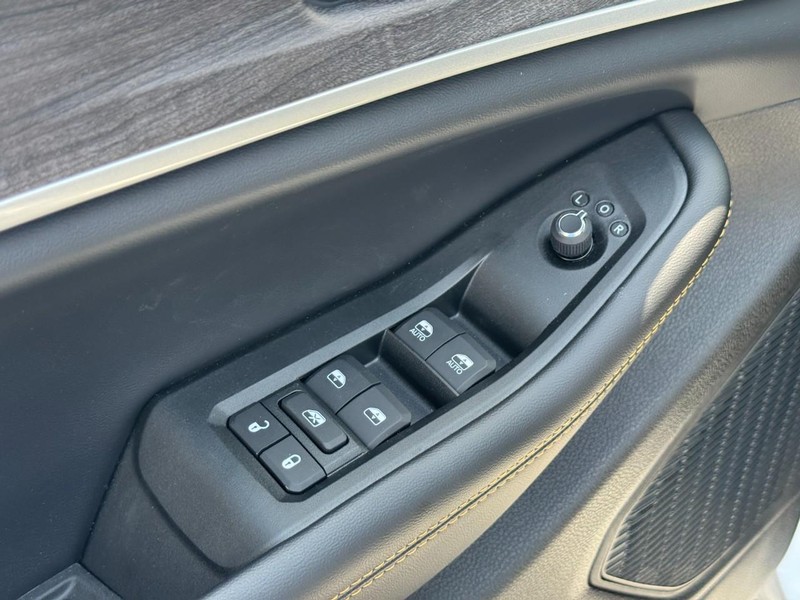 Jeep Grand Cherokee Vehicle Full-screen Gallery Image 11