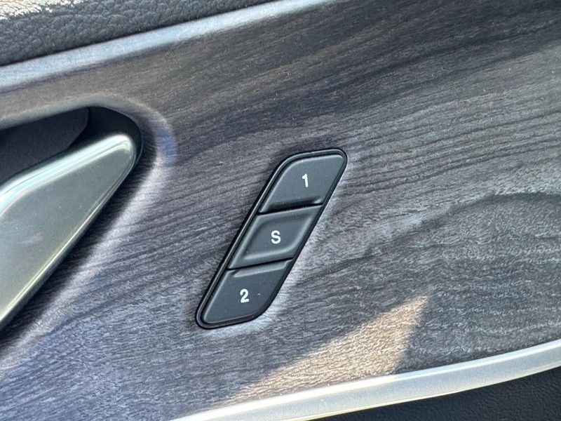 Jeep Grand Cherokee Vehicle Full-screen Gallery Image 12