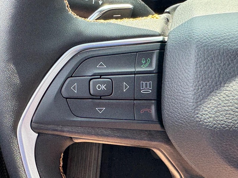 Jeep Grand Cherokee Vehicle Full-screen Gallery Image 14