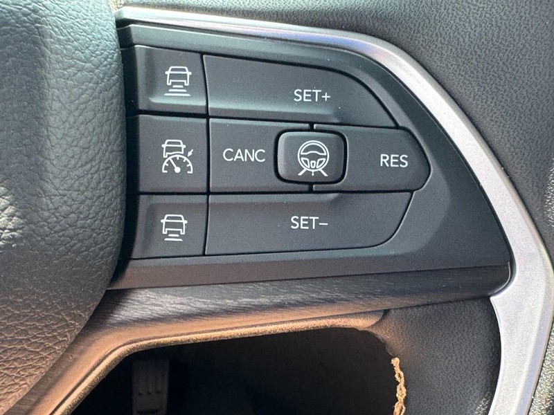 Jeep Grand Cherokee Vehicle Full-screen Gallery Image 15