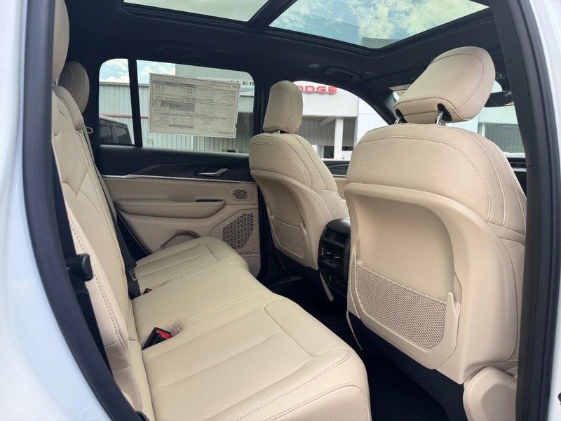 Jeep Grand Cherokee Vehicle Full-screen Gallery Image 5