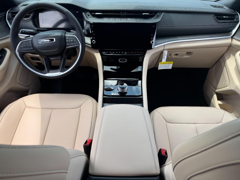Jeep Grand Cherokee Vehicle Full-screen Gallery Image 6