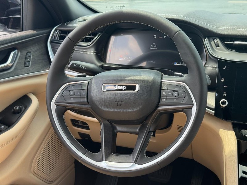 Jeep Grand Cherokee Vehicle Full-screen Gallery Image 7
