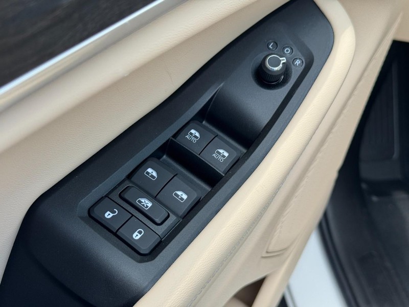 Jeep Grand Cherokee Vehicle Full-screen Gallery Image 10