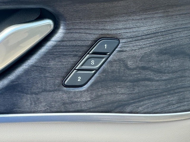 Jeep Grand Cherokee Vehicle Full-screen Gallery Image 11