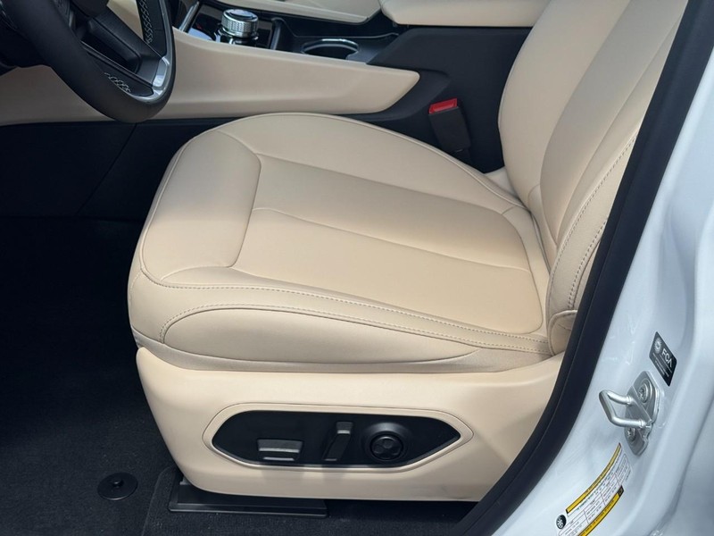 Jeep Grand Cherokee Vehicle Full-screen Gallery Image 12