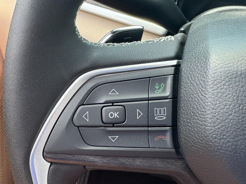 Jeep Grand Cherokee Vehicle Full-screen Gallery Image 13