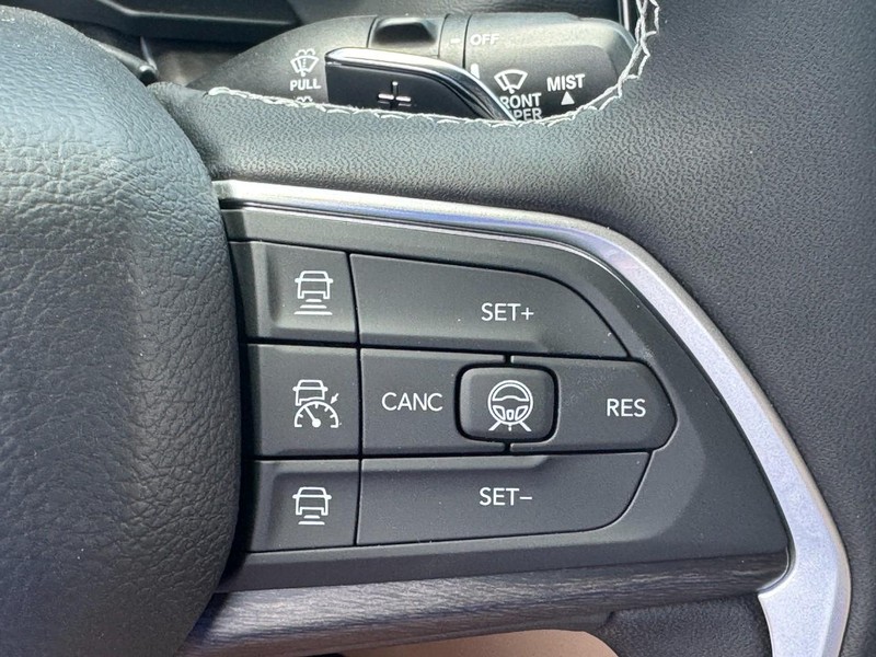 Jeep Grand Cherokee Vehicle Full-screen Gallery Image 14