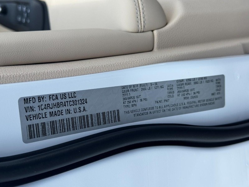 Jeep Grand Cherokee Vehicle Full-screen Gallery Image 17