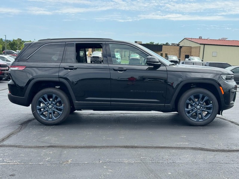 Jeep Grand Cherokee Vehicle Full-screen Gallery Image 2