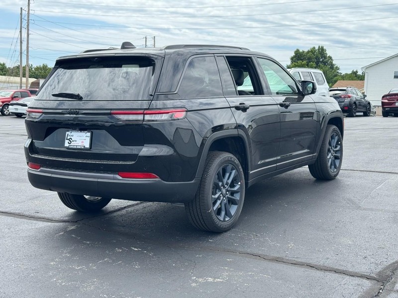 Jeep Grand Cherokee Vehicle Full-screen Gallery Image 3