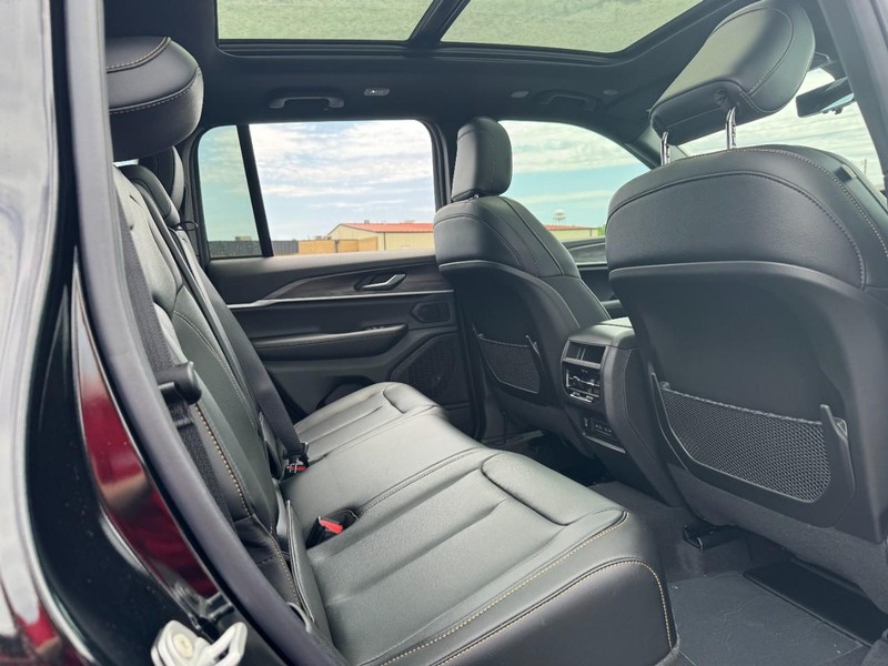 Jeep Grand Cherokee Vehicle Full-screen Gallery Image 5